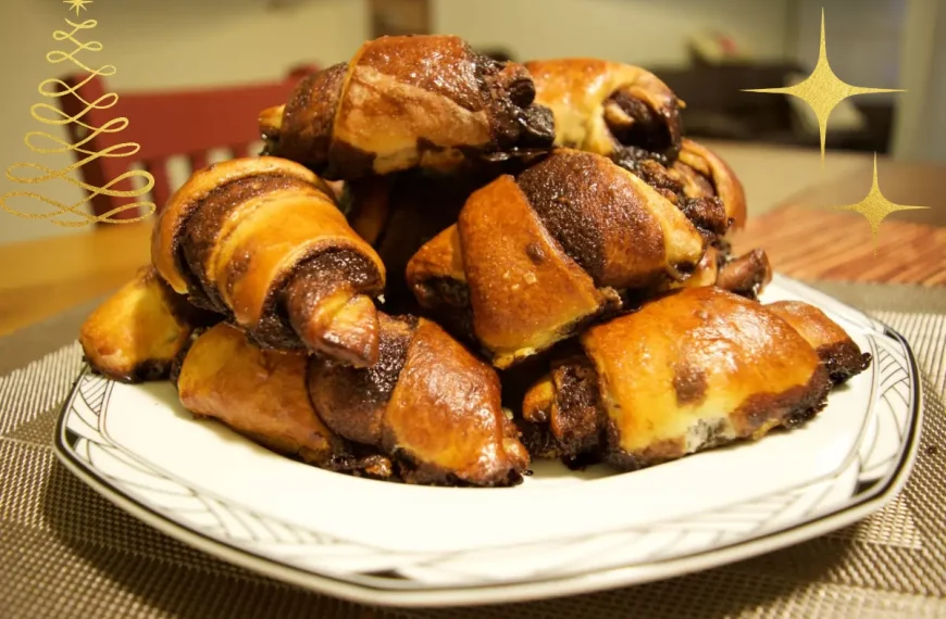 Um prato com Rugelach de natal em uma mesa ´para serem servidos,