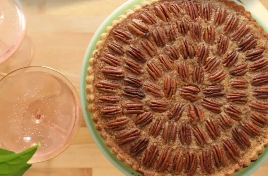 Uma torta de nozes natalina receita americana.